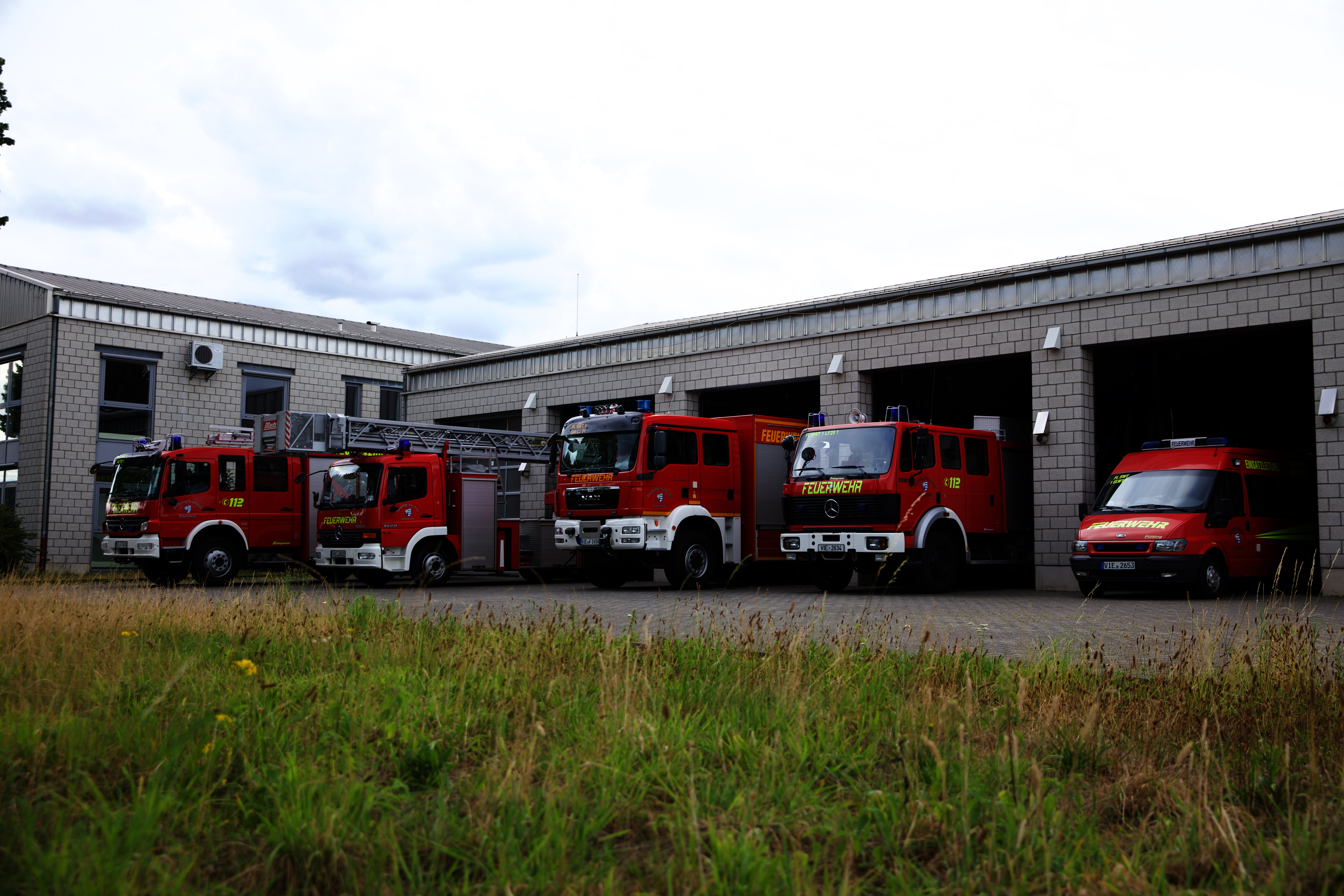 Ansicht der Feuerwache Waldniel mit den Fahrzeugen