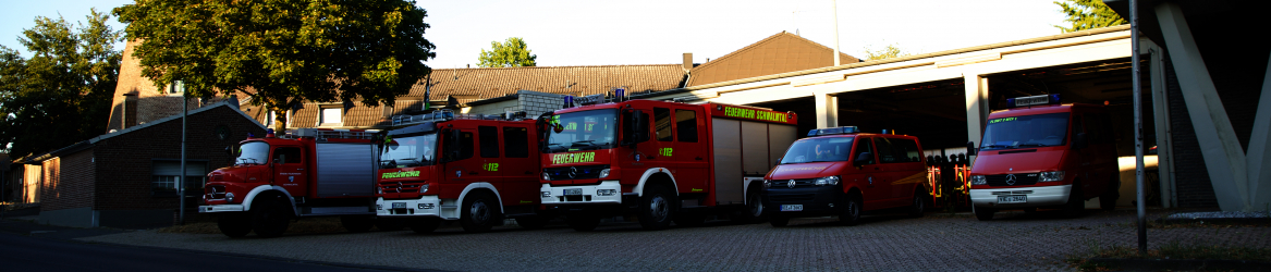 Feuerwache Amern mit Fahrzeugen vor den Toren