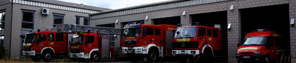 Ansicht der Feuerwache Waldniel mit den Fahrzeugen